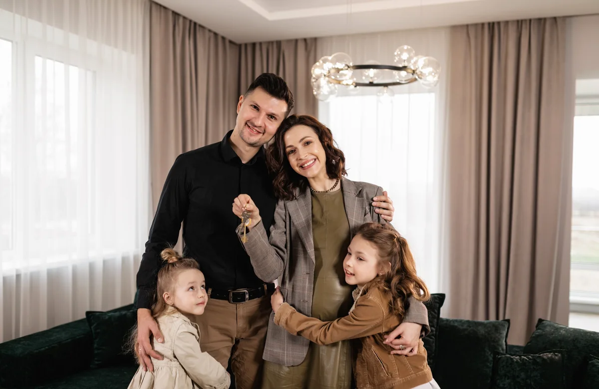 Familie gemeinsam in einem warmen hellen Wohnraum